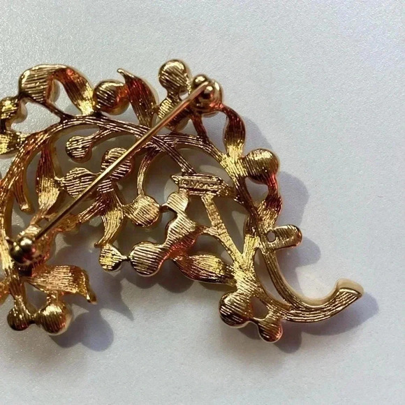 MONET Vintage Gold Tone Faux Pearl Cluster Pin Signed MONET - Picture 5 of 5